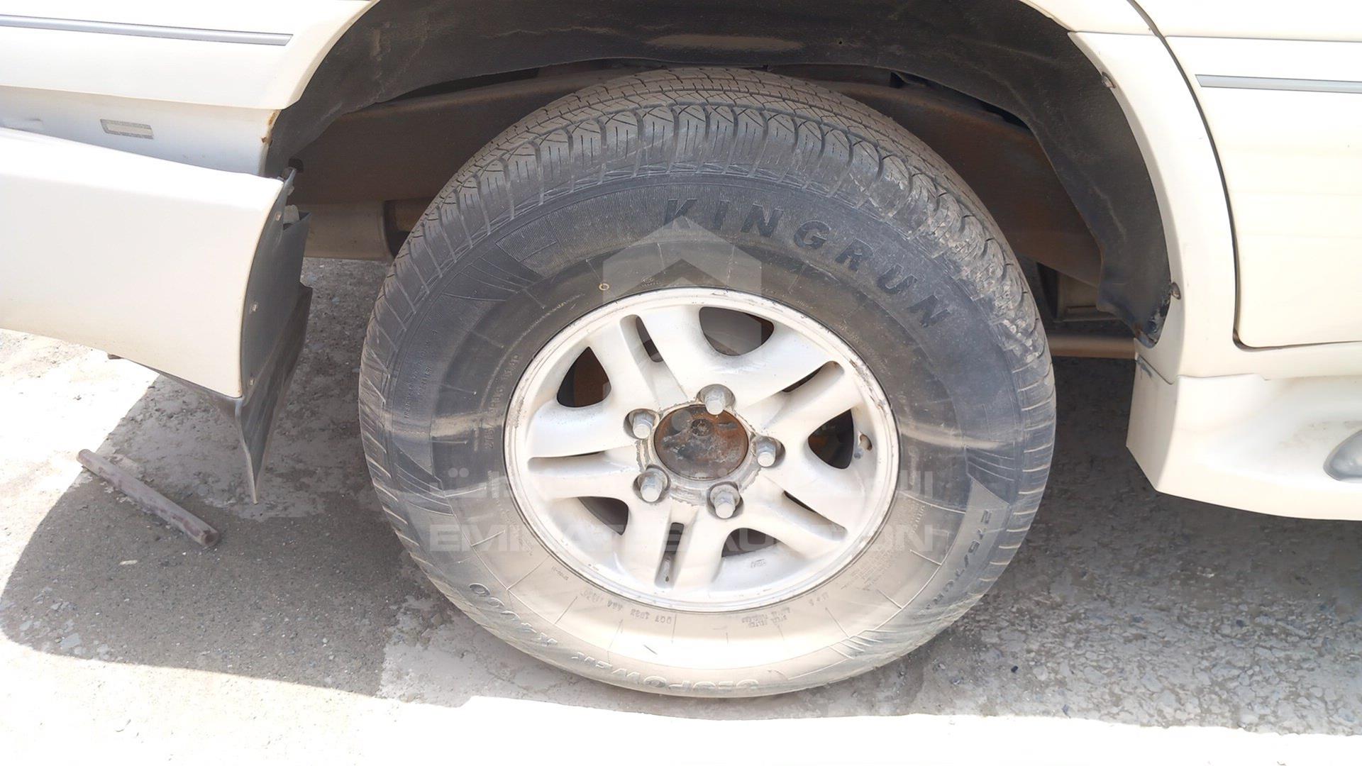 2000 LEXUS LX 470 VIN: JT6HT00W1Y0112100