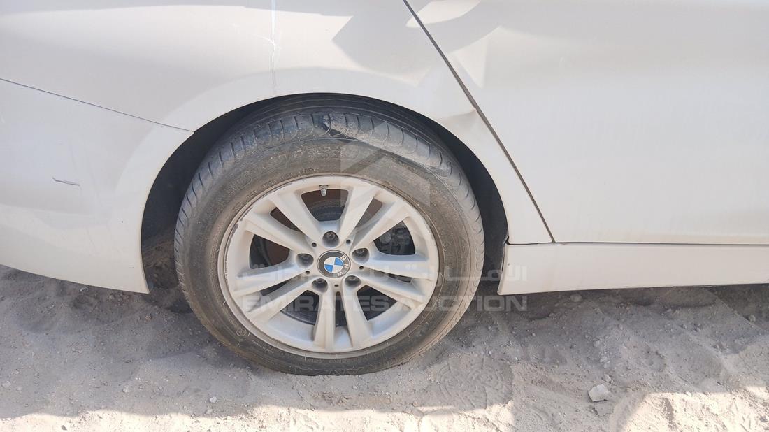 بي ام دبليو 318i 2018 — الباب الخلفي الأيمن — صورة 30