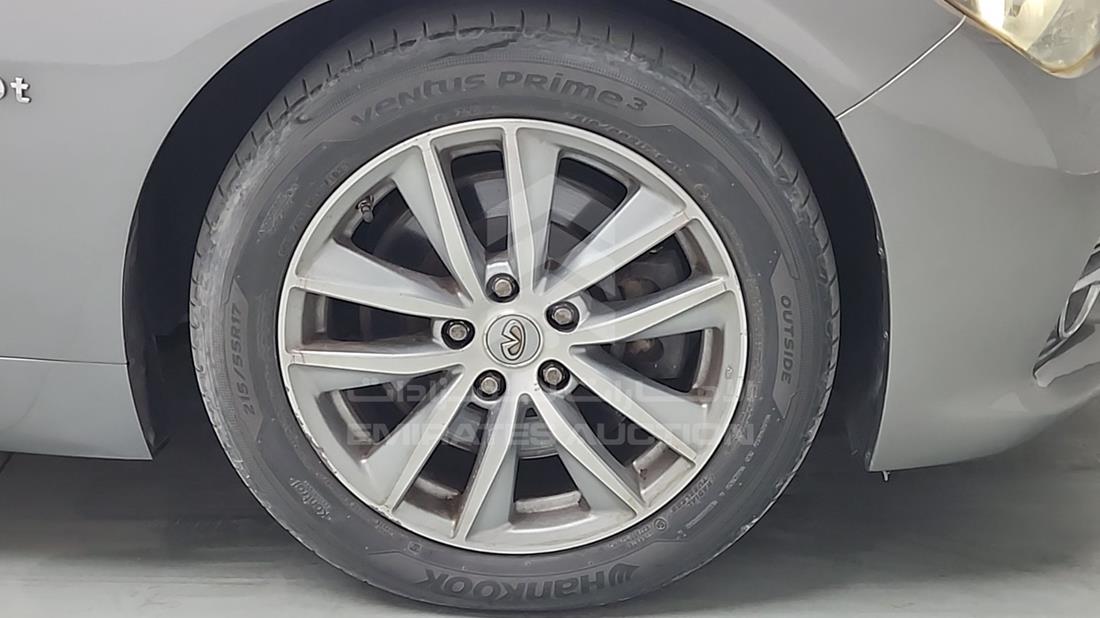2016 Infiniti Q50 — Front Right Tyre — Photo 29