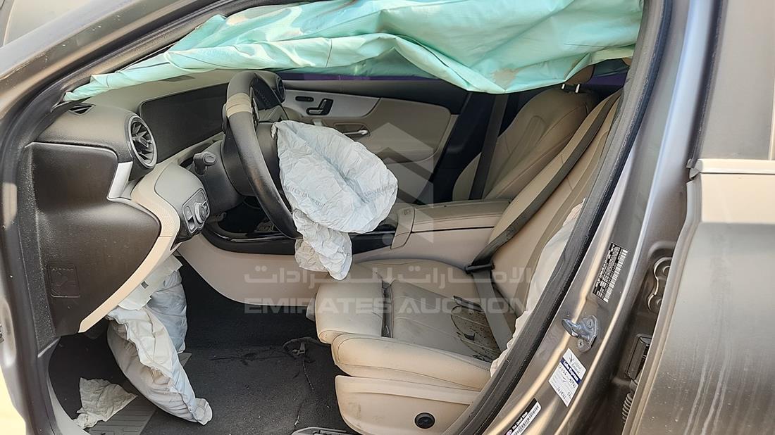 مرسيدس A220 2019 — زاوية السائق الأمامية اليسرى — صورة 12