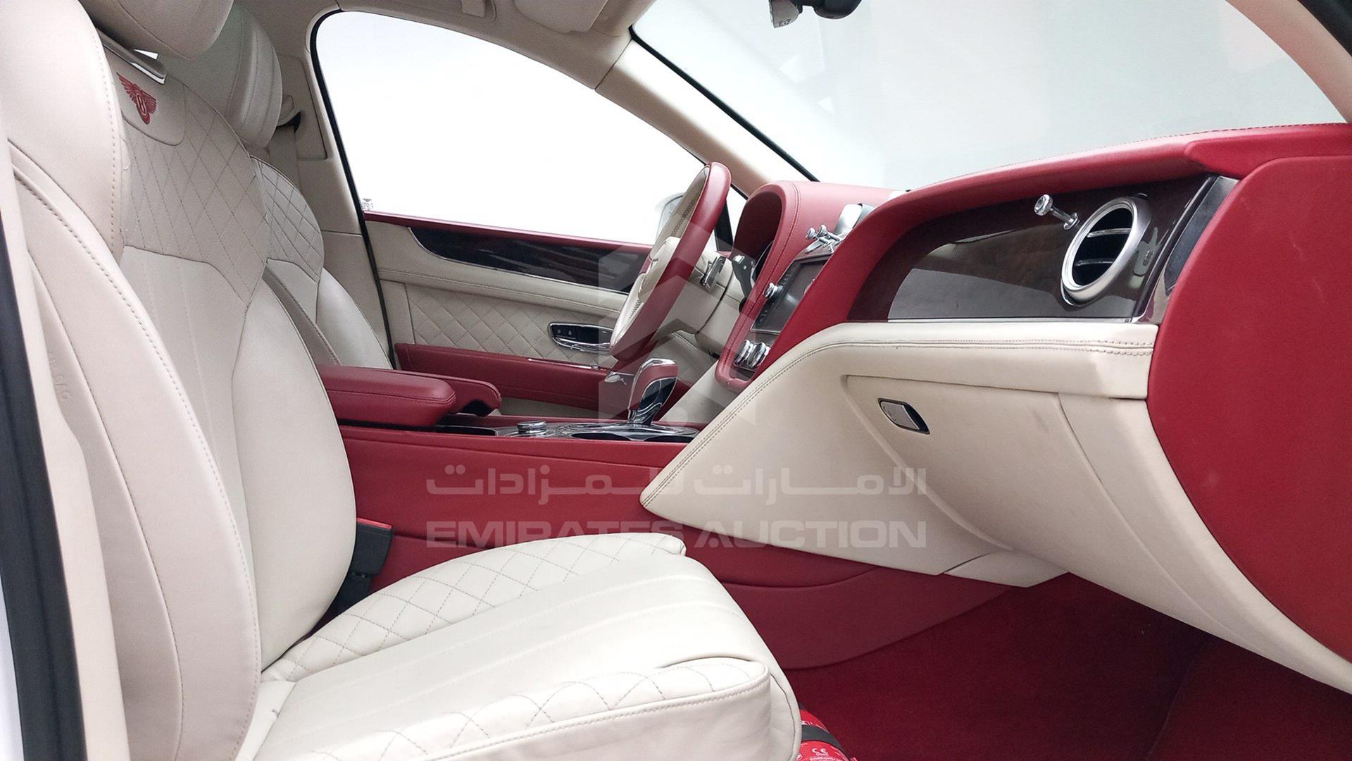 2018 BENTLEY BENTAYGA VIN: SJAAF1ZV8JC018402