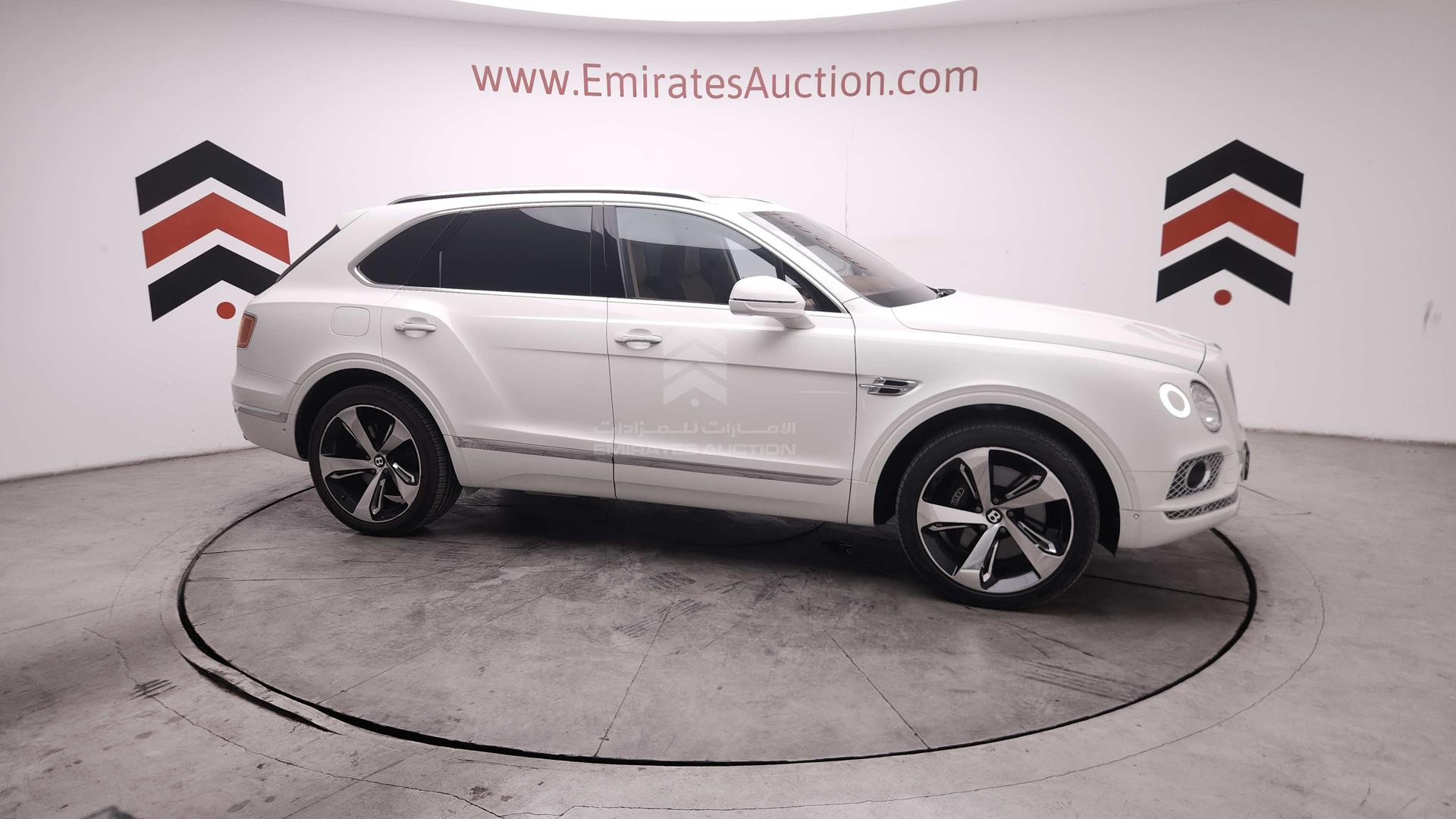 2017 BENTLEY BENTAYGA VIN: SJAAB1ZV8HC015778