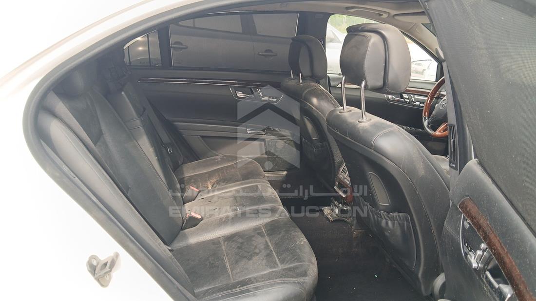 مرسيدس اس 550 2011 — زاوية الراكب الخلفي اليمنى — صورة 22