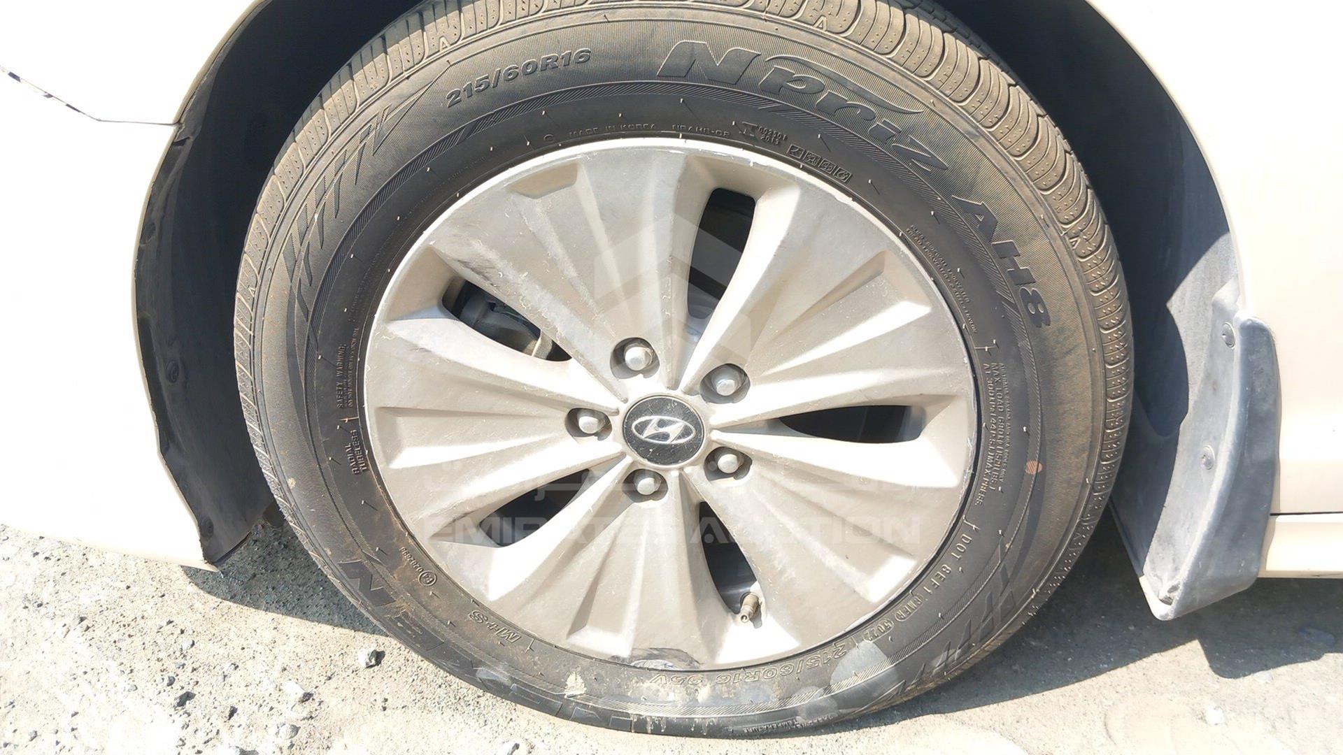 2018 HYUNDAI SONATA VIN: KMHE24132JA082093