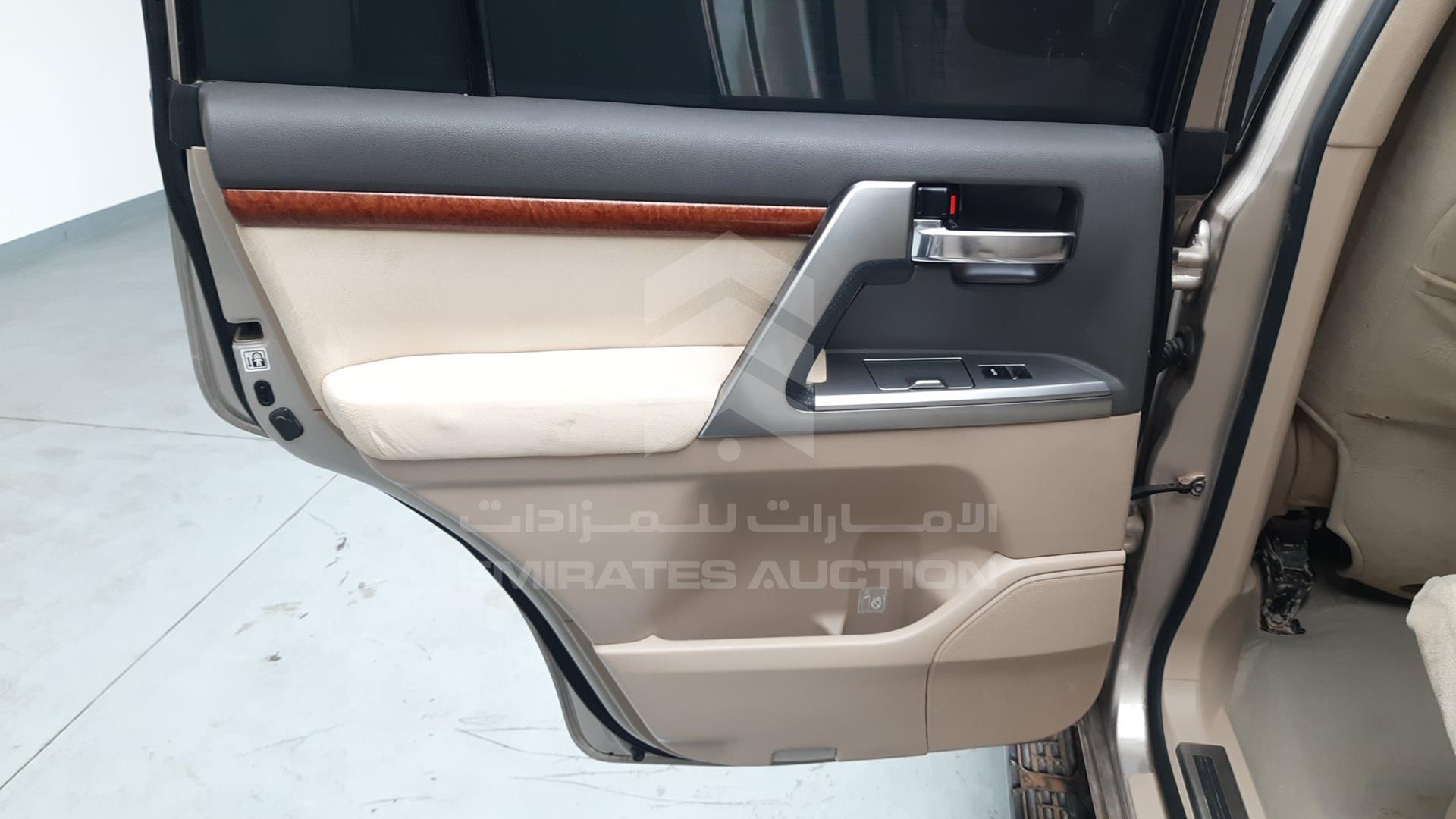 2015 TOYOTA LAND CRUISER VIN: JTMHY05J5F4032408