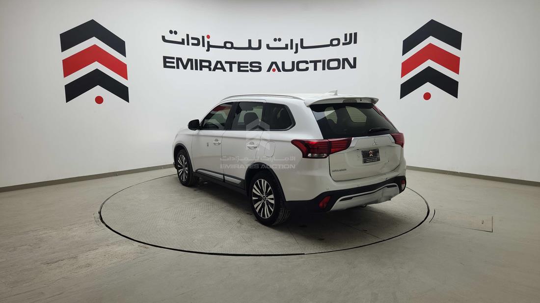 2021 Mitsubishi Outlander — Rear Left Angle — Photo 7