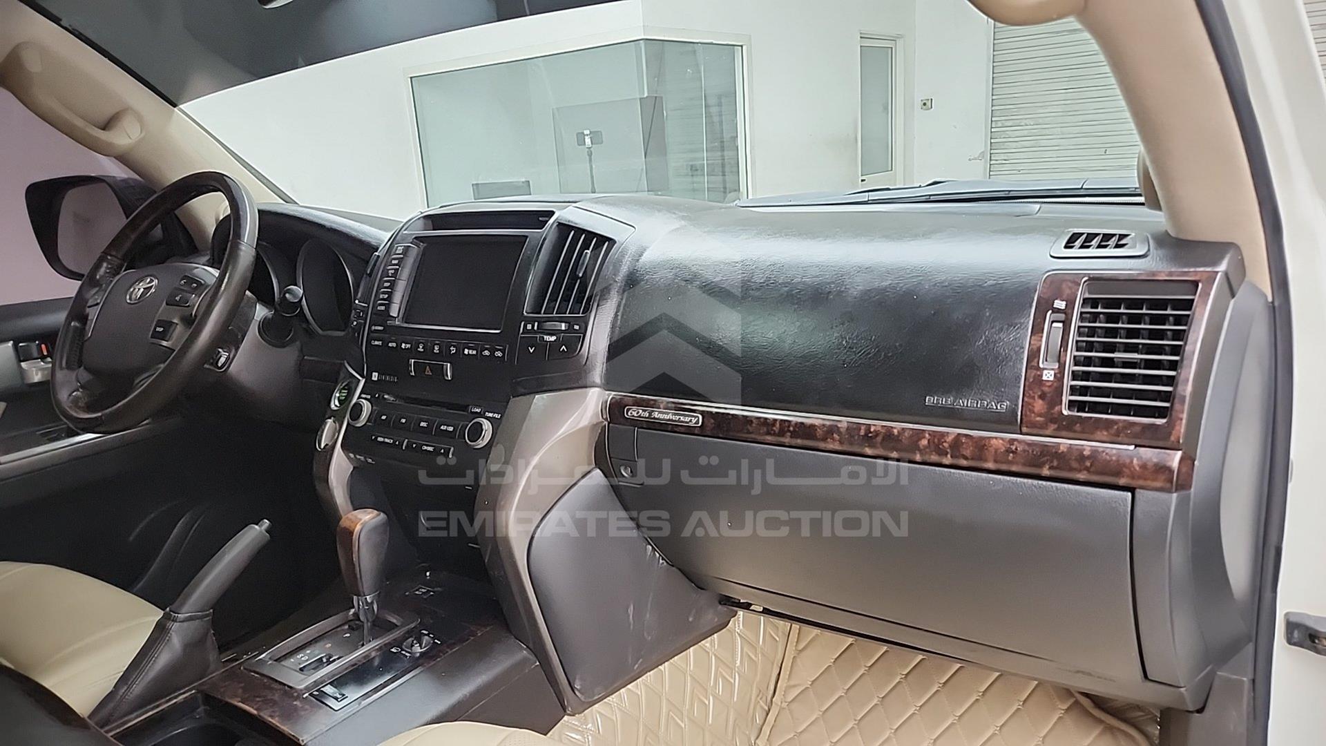 2011 TOYOTA LAND CRUISER VIN: JTMHT05J0B4039615
