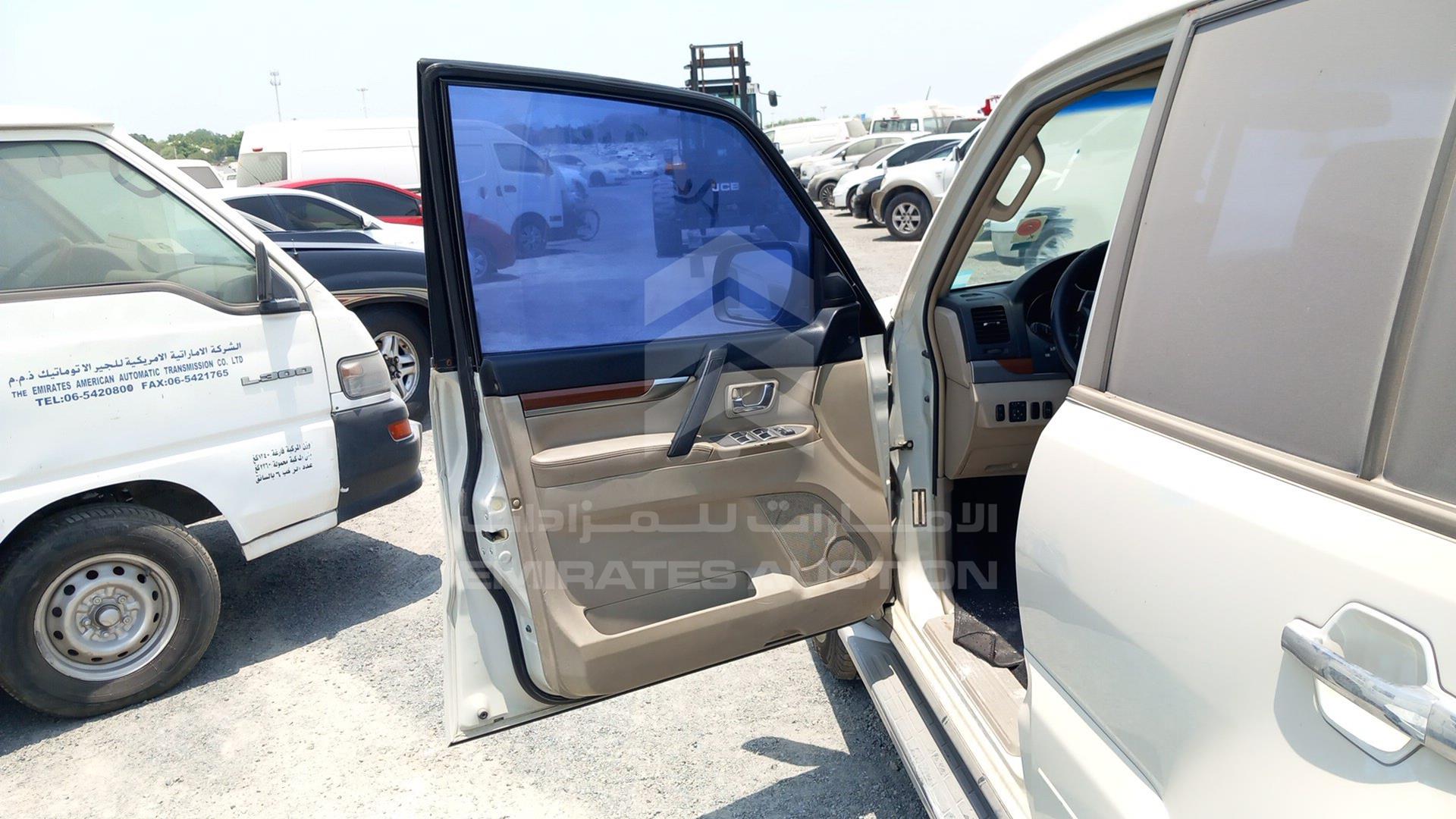 2008 MITSUBISHI PAJERO VIN: JMYLRV93W8J724284