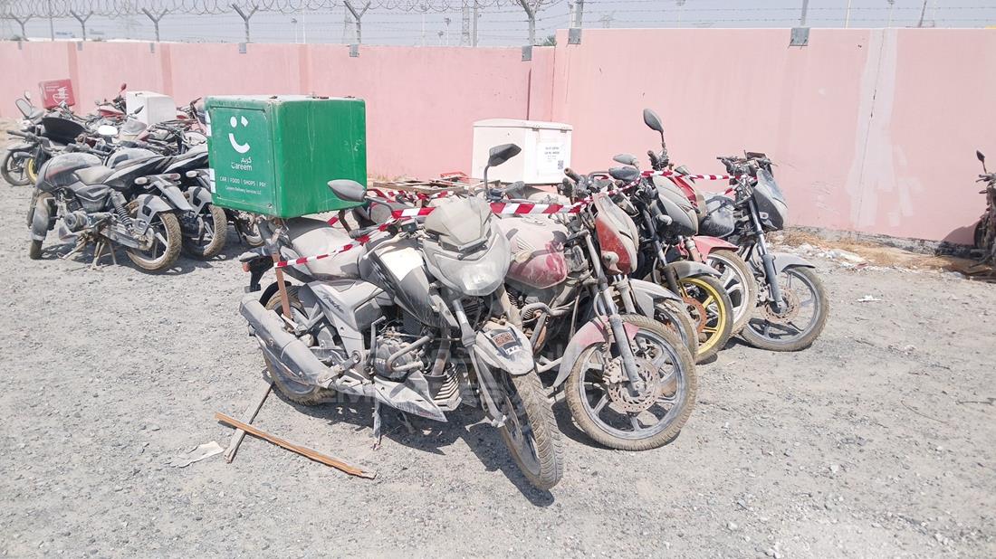 6 Motorbikes — Front Right Angle — Photo 12