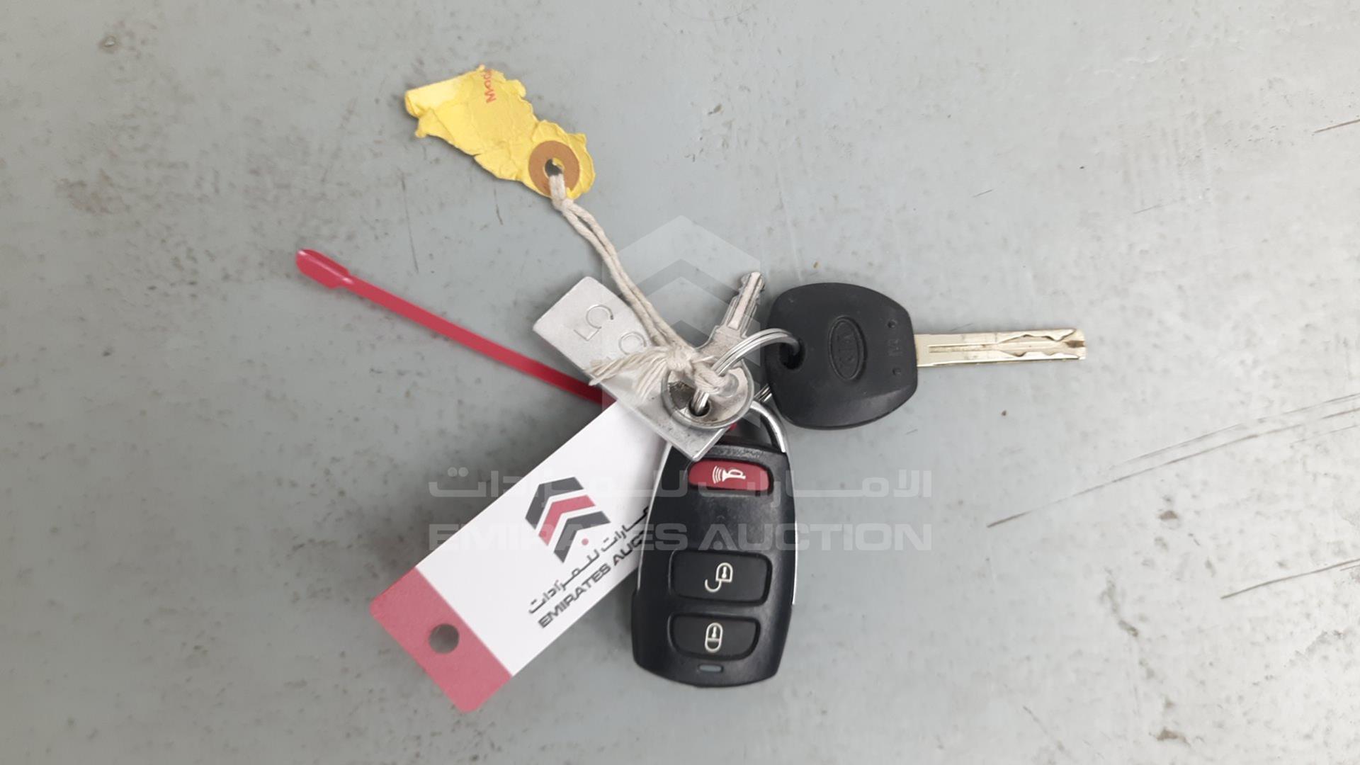 2015 KIA MOHAVE VIN: KNAKM8118F5127798