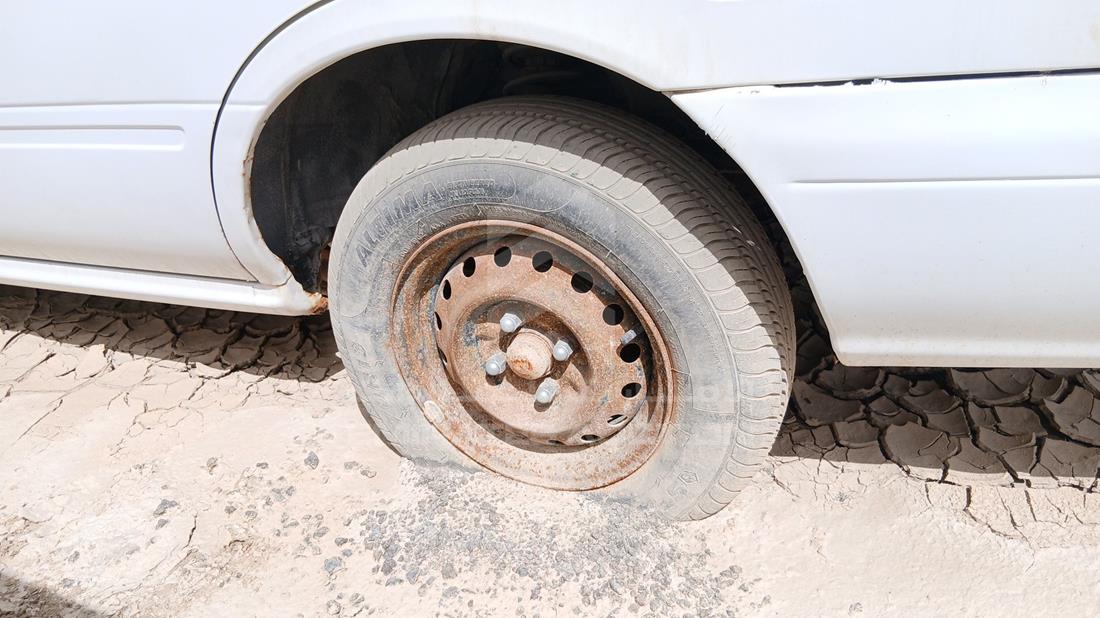 نيسان صني 2000 — الإطار الخلفي الأيسر — صورة 31