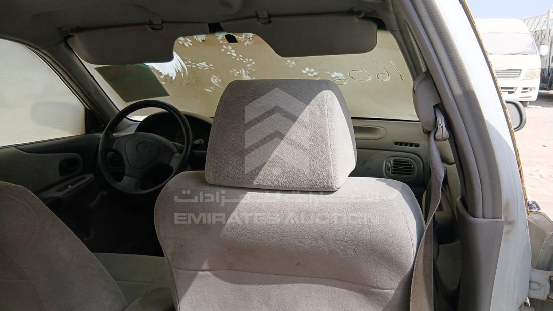 مازدا 323 2003 — زاوية الراكب الخلفي اليمنى — صورة 18