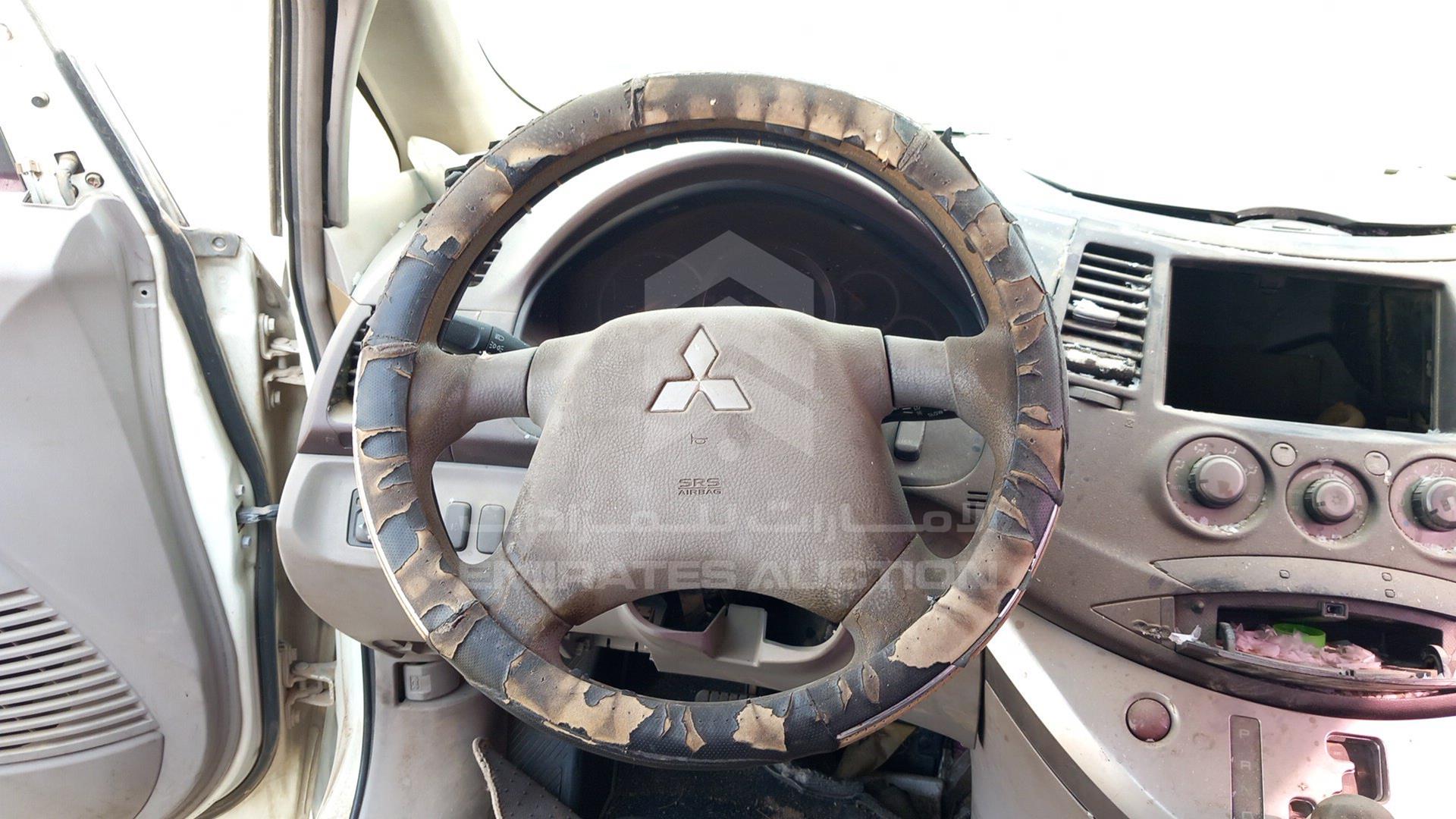 2005 MITSUBISHI GRANDIS VIN: JMYLRNA4W5Z703642
