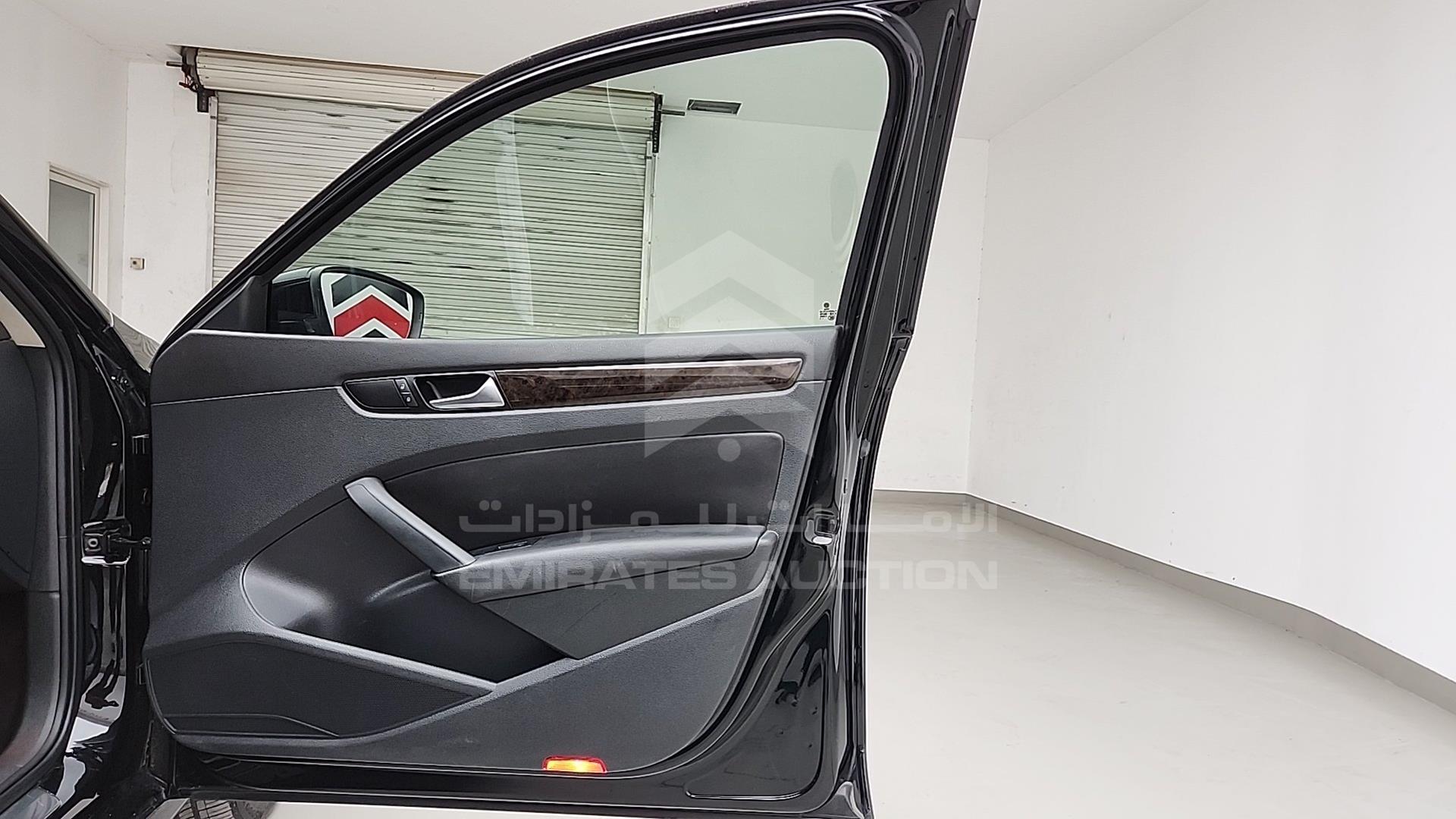 2015 VOLKSWAGEN PASSAT VIN: WVWCR7A38FC001182