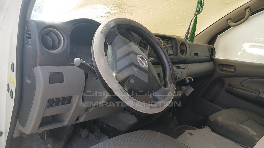 نيسان إن في 350 2015 — زاوية الواجهة الكاملة — صورة 14