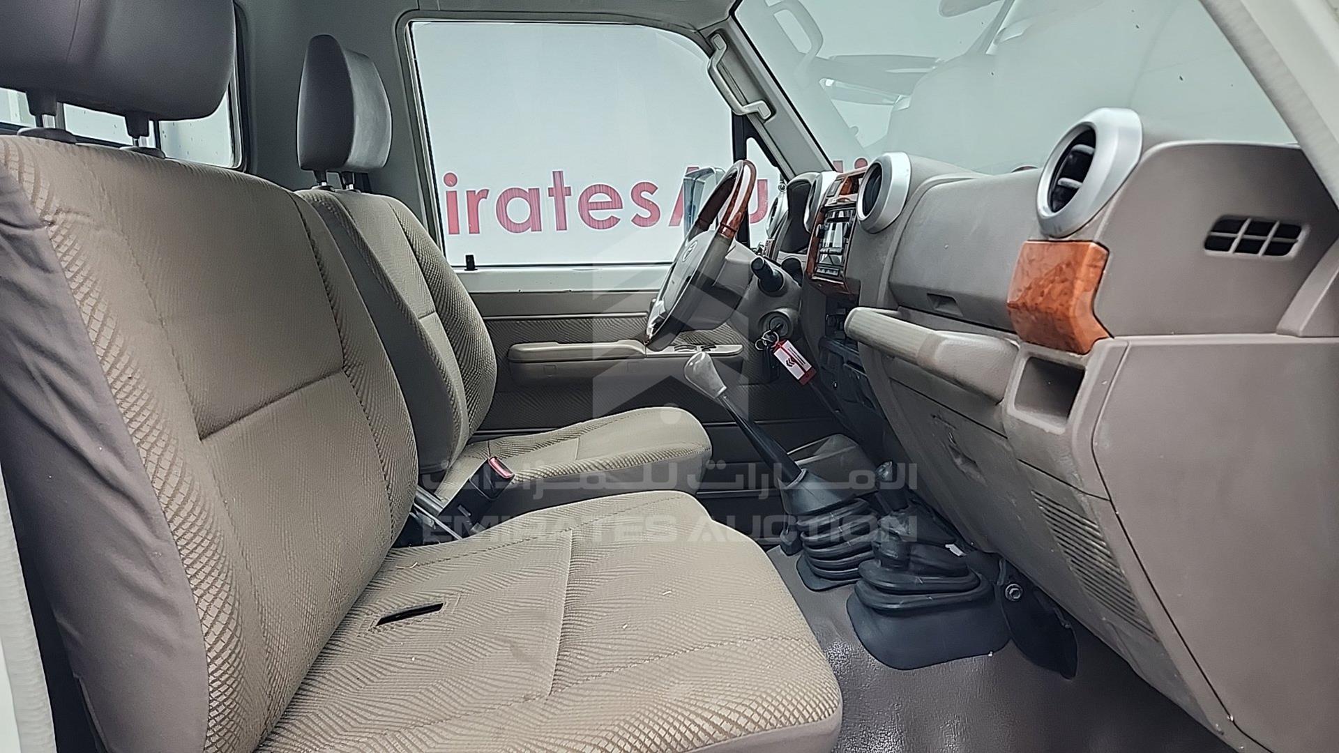 2013 TOYOTA LAND CRUISER PICKUP VIN: JTFLU73J6D4538691
