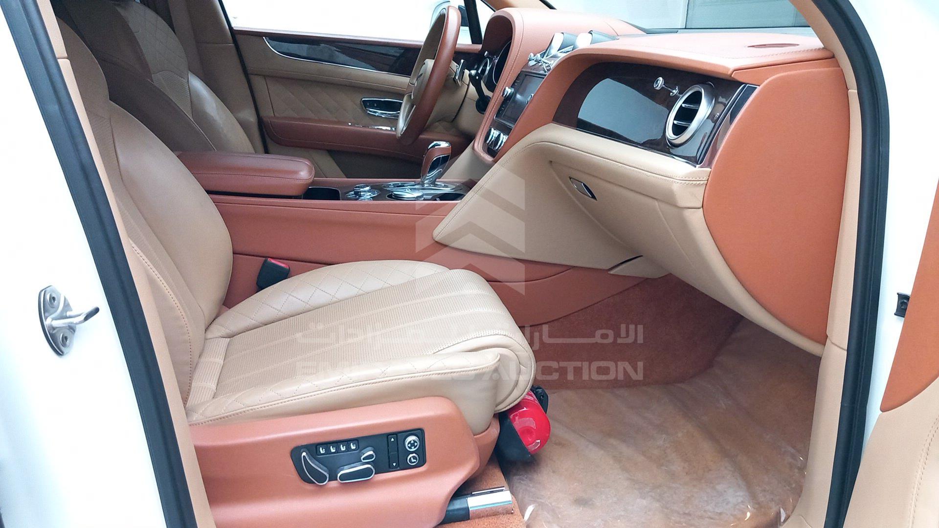 2017 BENTLEY BENTAYGA VIN: SJAAB1ZV8HC015778