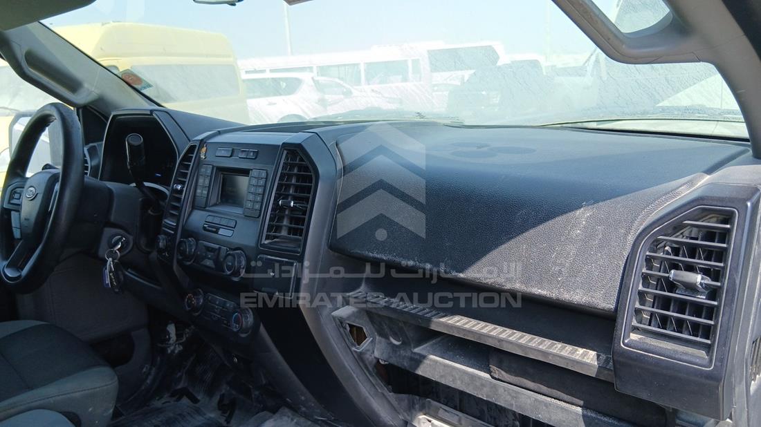 فورد اف 150 2020 — زاوية واجهة الراكب الأمامي الأيمن — صورة 26