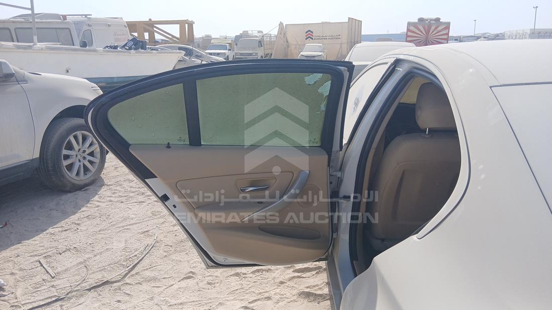 بي ام دبليو 318i 2018 — الباب الخلفي الأيسر — صورة 18
