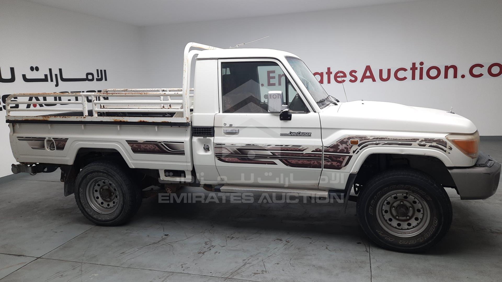 2013 TOYOTA LAND CRUISER VIN: JTFLU73J2D4547985