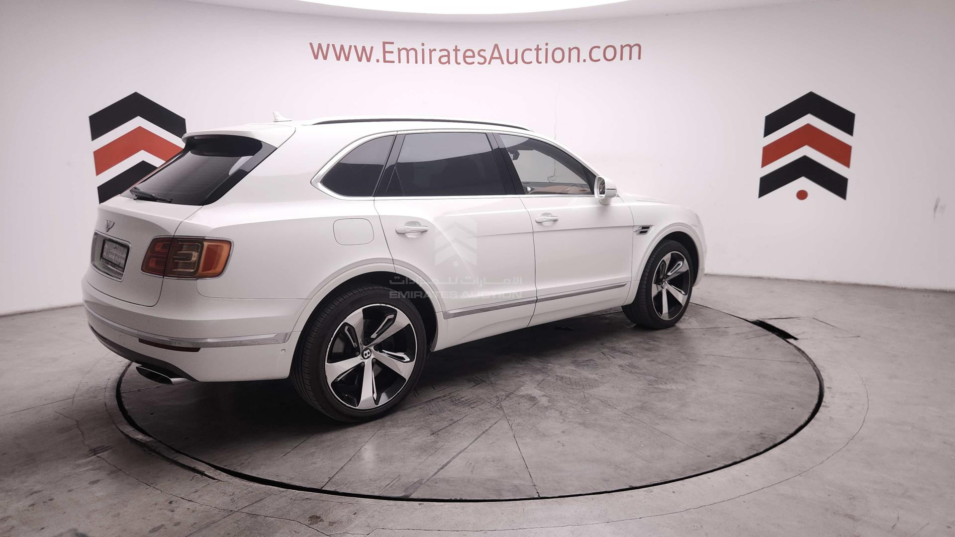 2017 BENTLEY BENTAYGA VIN: SJAAB1ZV8HC015778
