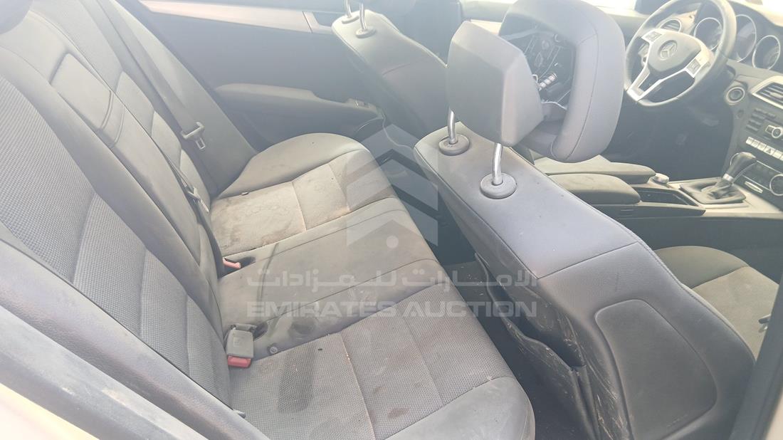 مرسيدس C200 2012 — زاوية الراكب الخلفي اليمنى — صورة 20