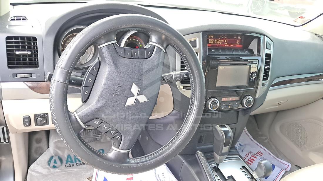 2017 Mitsubishi Pajero — Steering & Mounted Controls — Photo 12