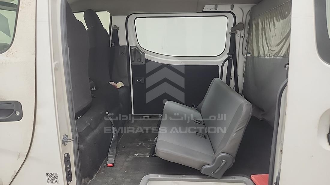 نيسان أورفان 2017 — زاوية الراكب الخلفي اليسرى — صورة 14