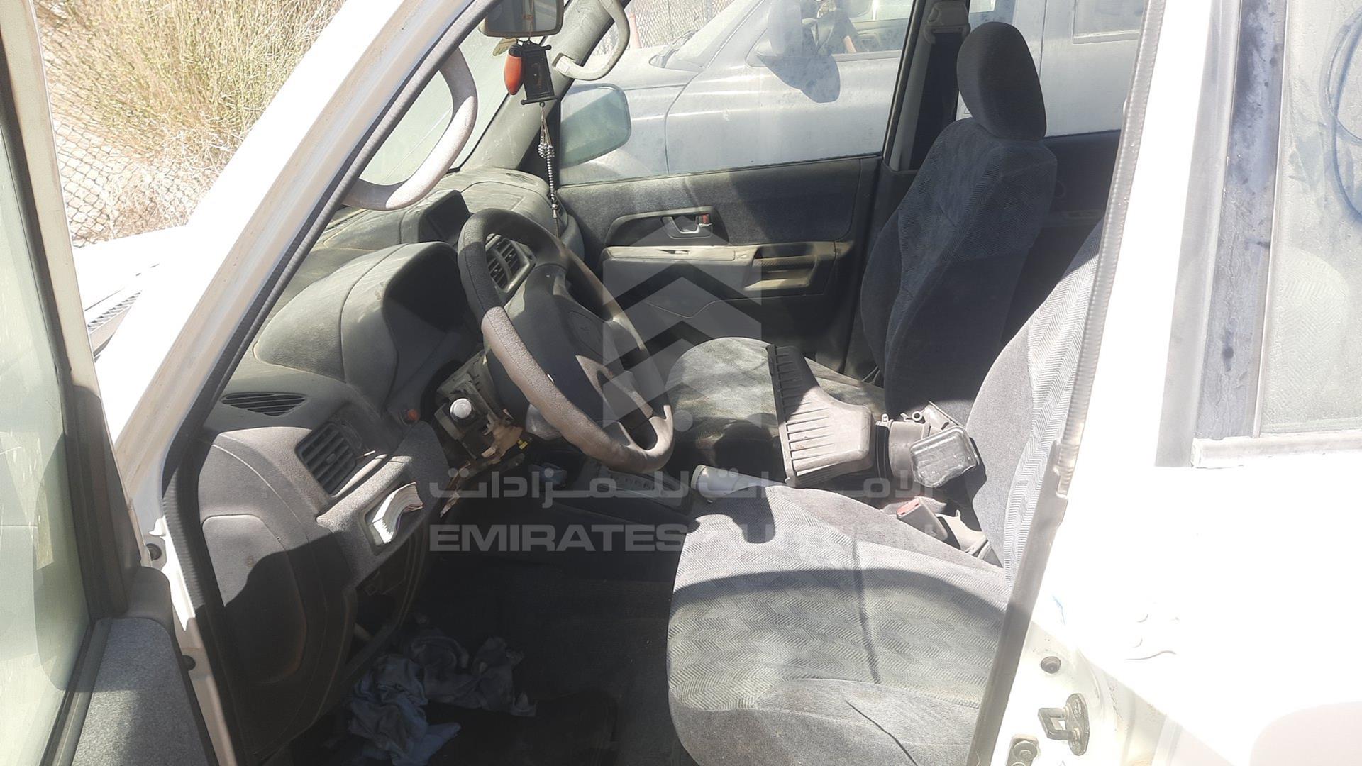 2002 MITSUBISHI PAJERO VIN: JMYLRH77W2Z701065