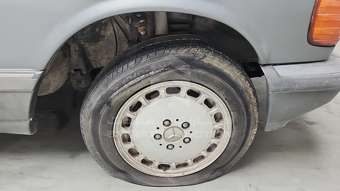 1990 Mercedes 300 SEL — Front Right Tyre — Photo 29