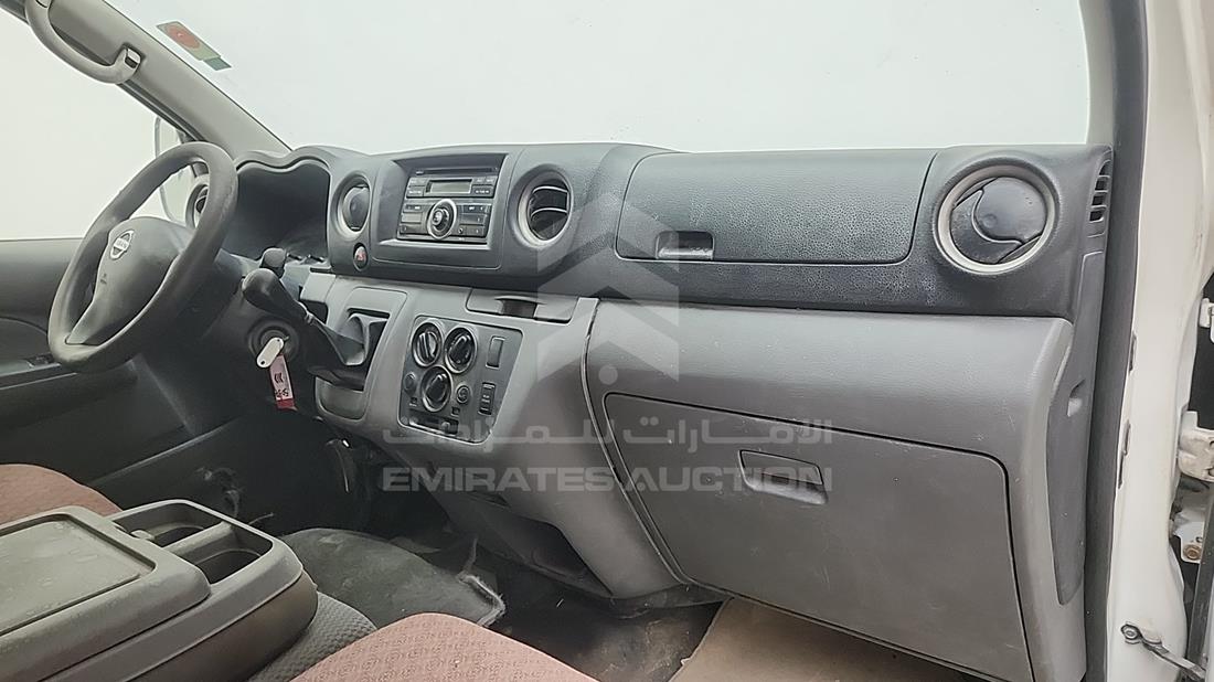 نيسان أورفان 2013 — زاوية واجهة الراكب الأمامي الأيمن — صورة 18