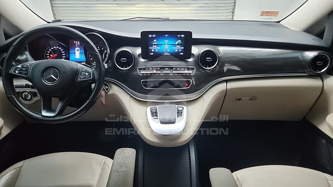 مرسيدس V 250 2021 — زاوية الواجهة الكاملة — صورة 15