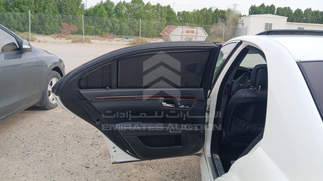 مرسيدس اس 550 2011 — الباب الخلفي الأيسر — صورة 19
