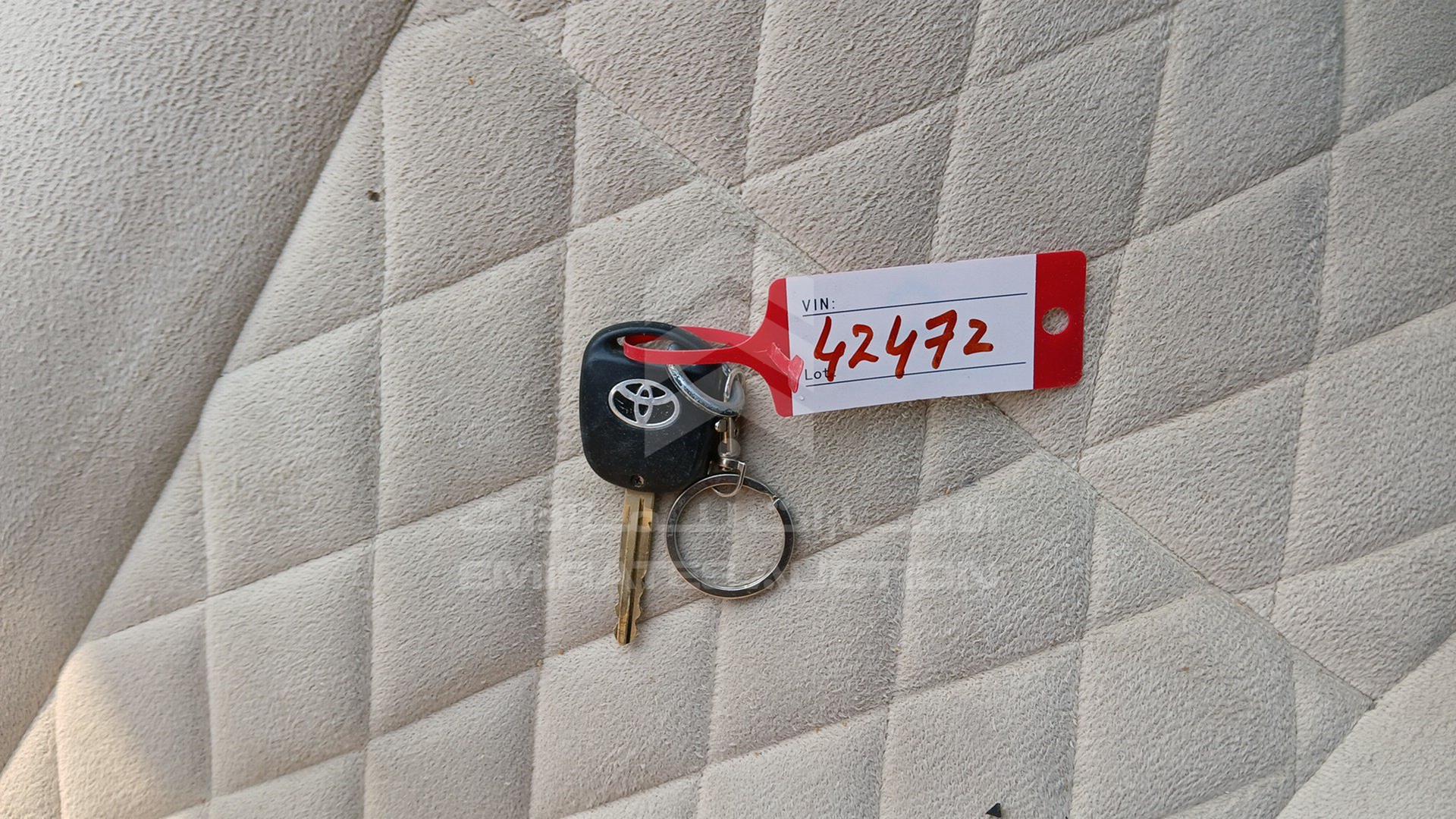 2005 TOYOTA LAND CRUISER VIN: JTEHJ09J755122002