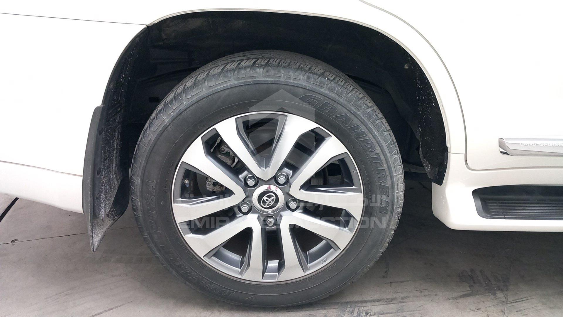 2017 TOYOTA LAND CRUISER VIN: JTMHY05J3H4054037