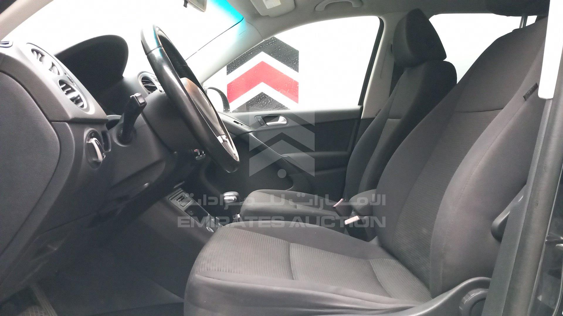2017 VOLKSWAGEN TIGUAN VIN: WVGAV7AX1HK045504