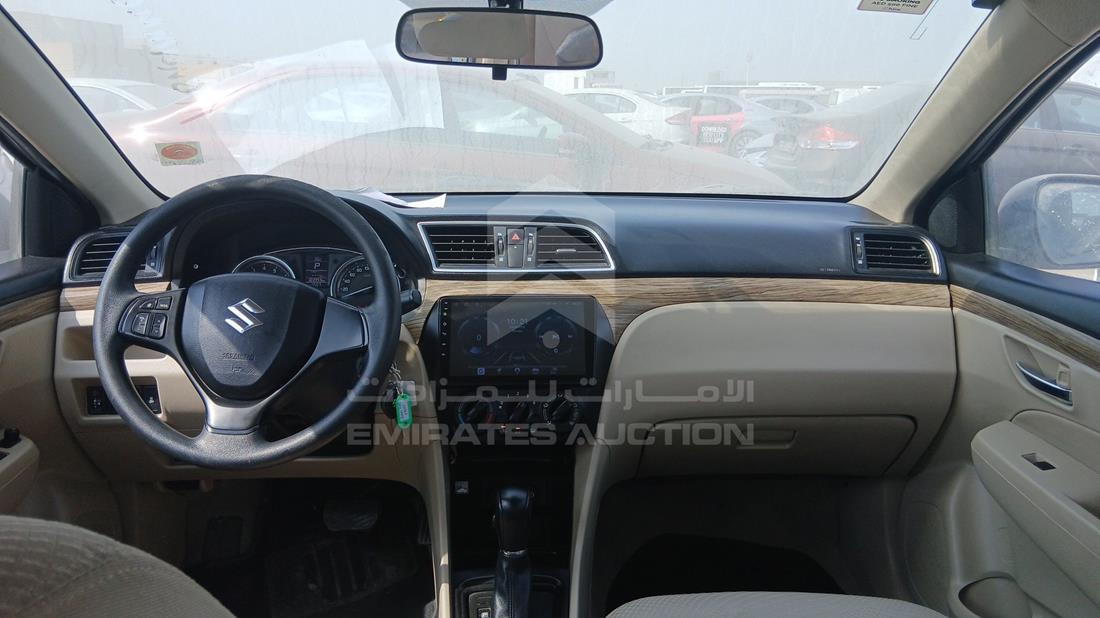 سوزوكي سياز 2023 — زاوية الواجهة الكاملة — صورة 15