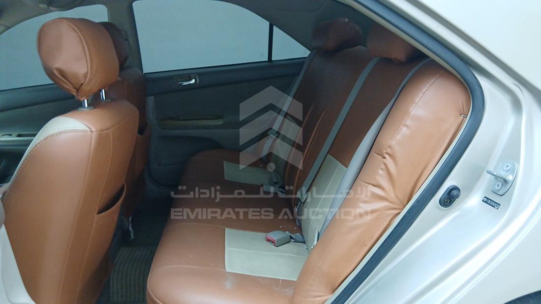 تويوتا كامري 2004 — زاوية الراكب الخلفي اليسرى — صورة 23