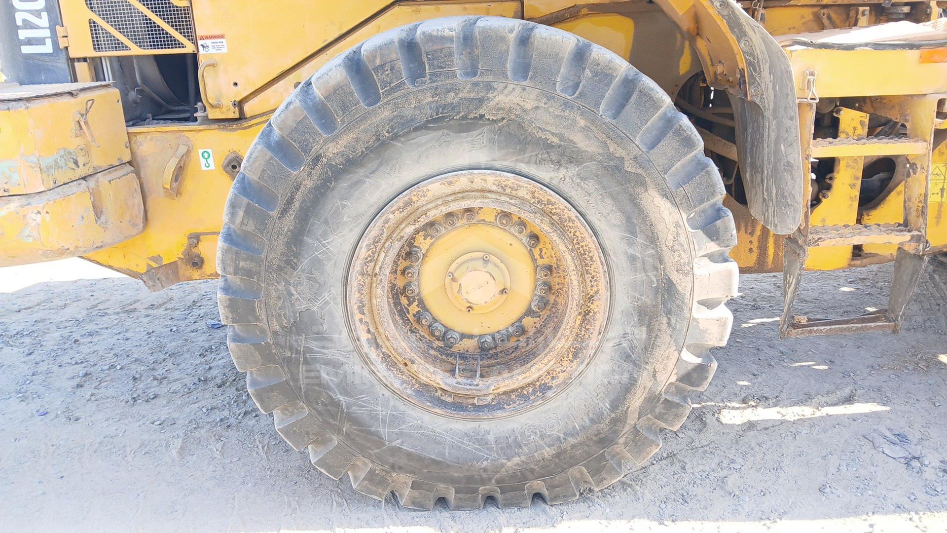 2011 VOLVO L120F VIN: VCEL120FC00026895