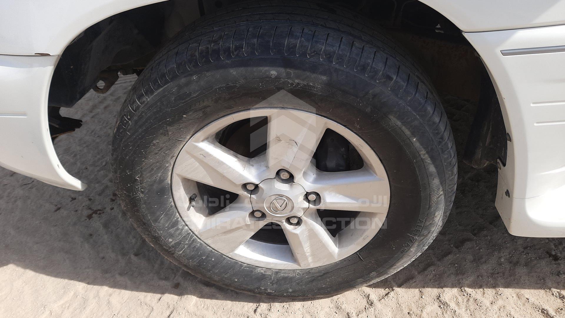 2005 LEXUS LX 470 VIN: JTJHT00WX53551277
