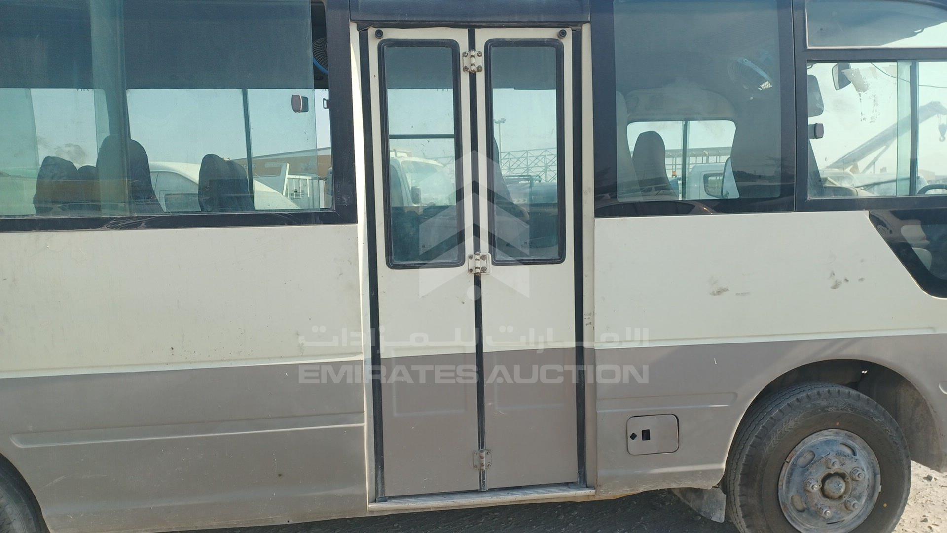 2011 HYUNDAI COUNTY VIN: KMJHG17C1BC050826