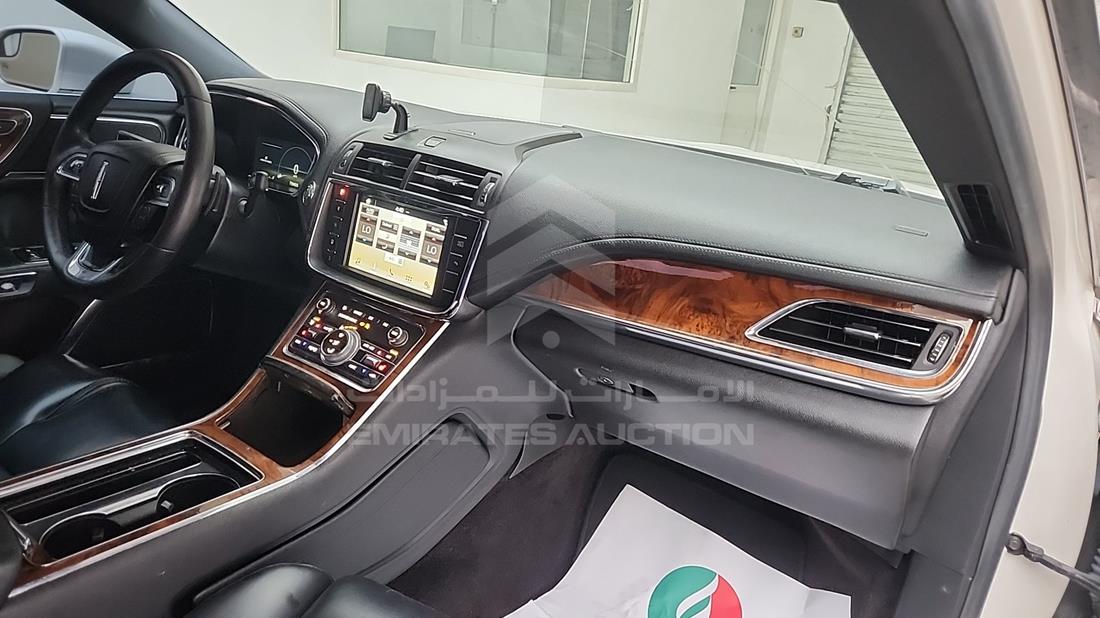 لينكولن Continental 2017 — زاوية واجهة الراكب الأمامي الأيمن — صورة 31