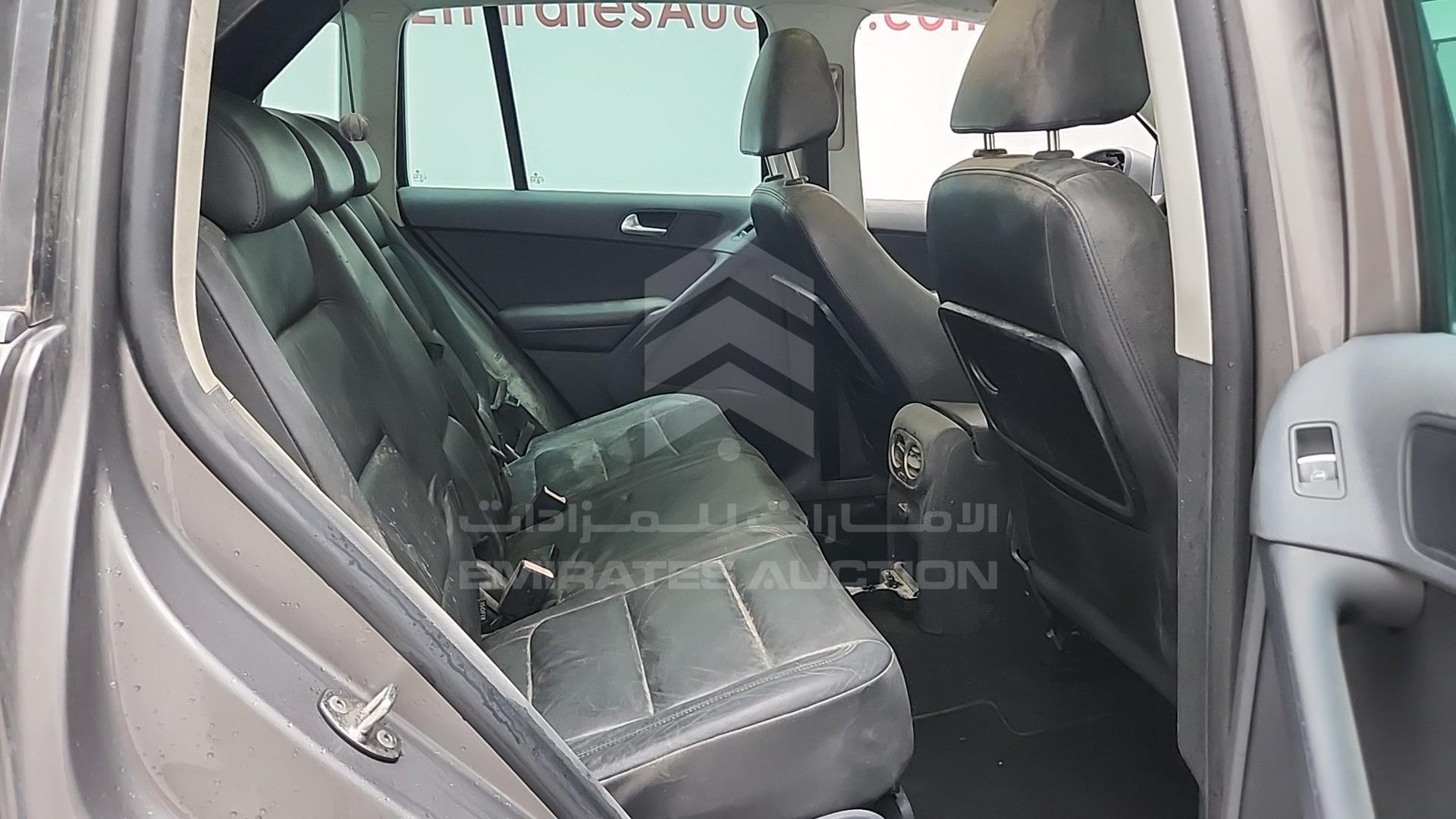 2011 VOLKSWAGEN TIGUAN VIN: WVGCE15N3BW020036