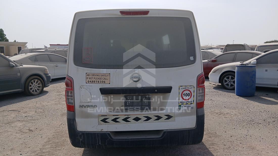 نيسان إن في 350 2015 — الزاوية الخلفية — صورة 6