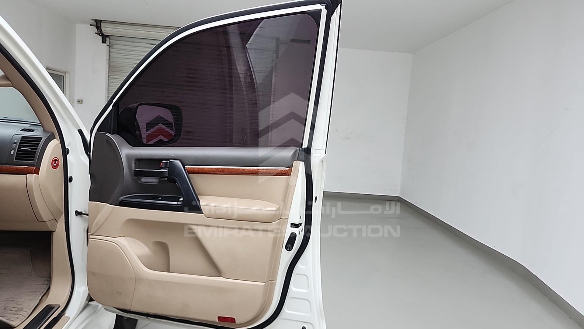 2014 TOYOTA LAND CRUISER VIN: JTMHX09J8E5047409