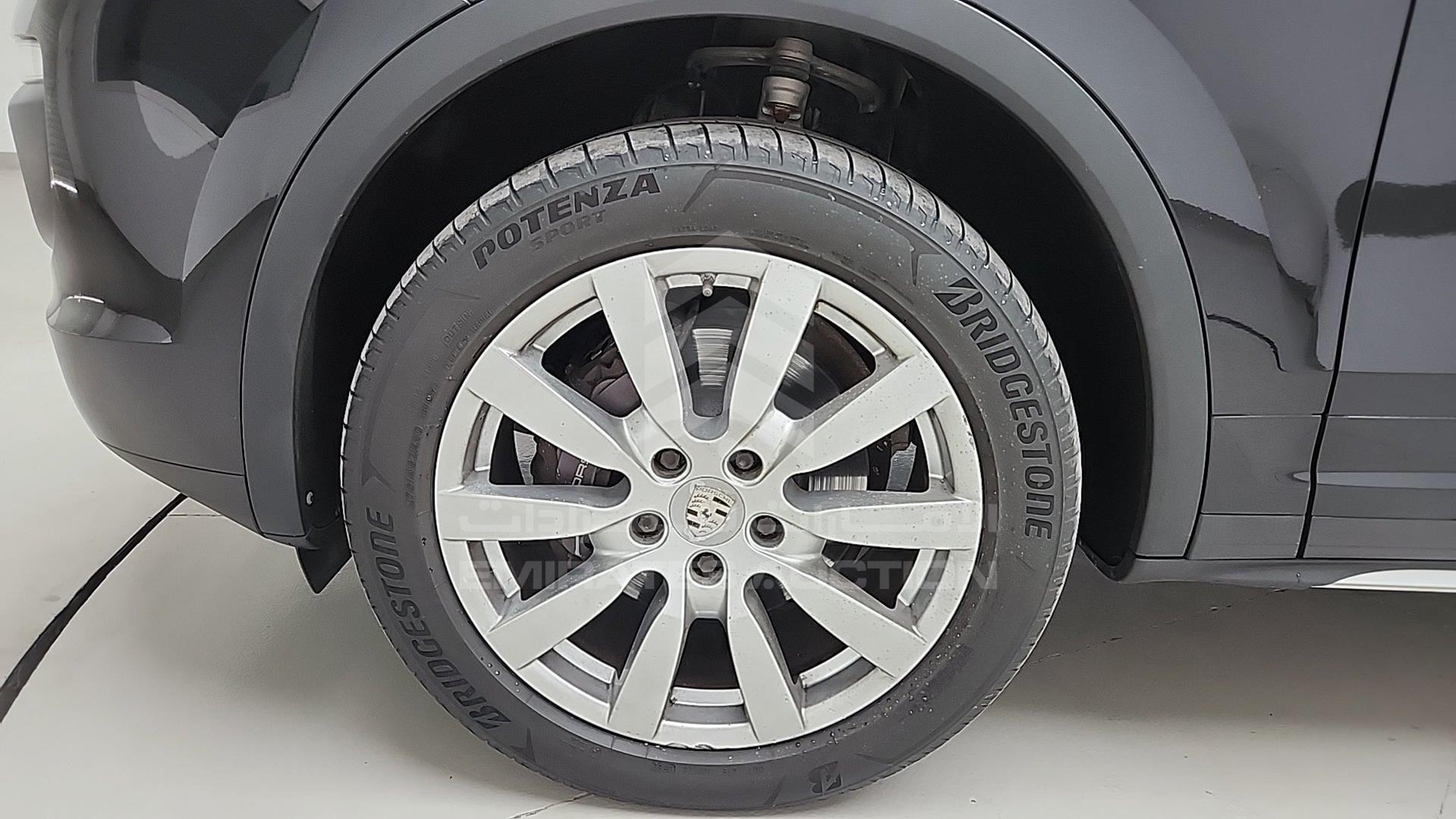 2016 PORSCHE CAYENNE VIN: WP1ZZZ92ZGLA05582
