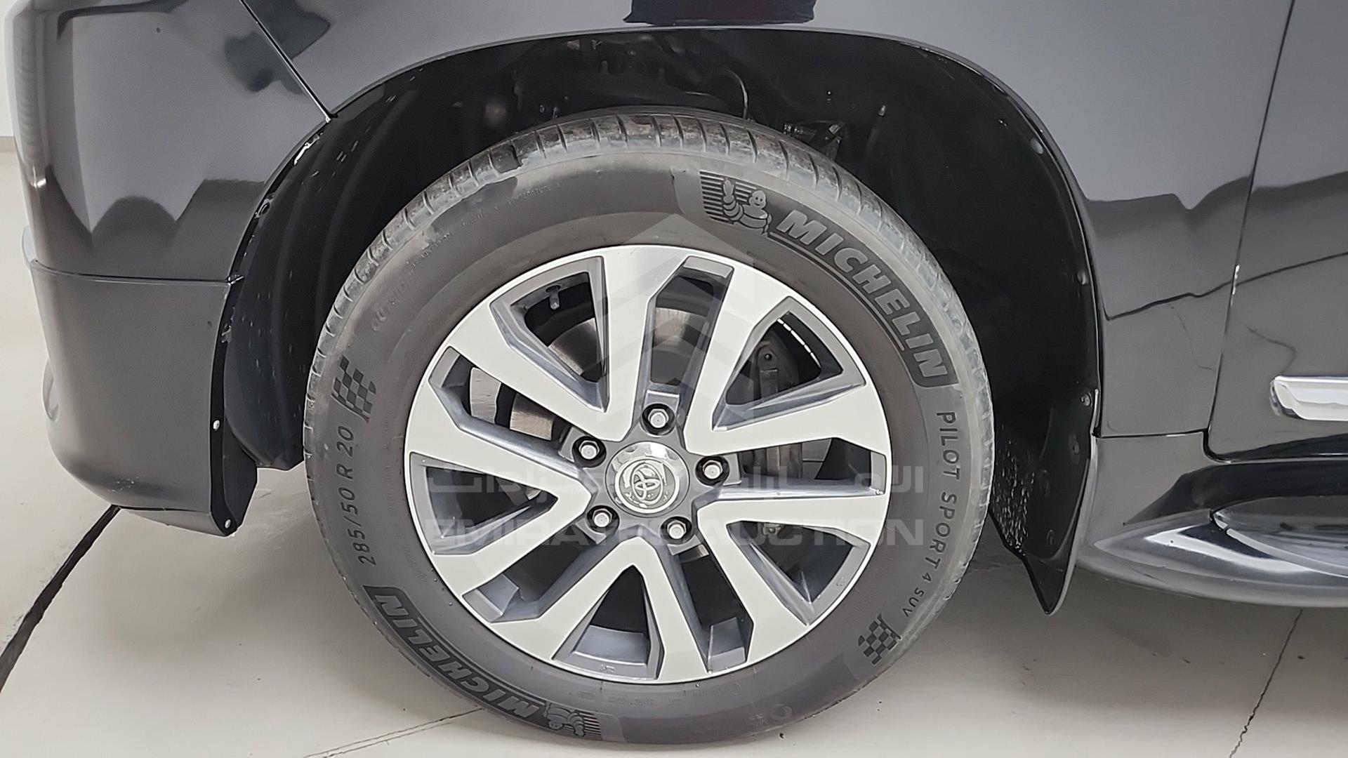 2018 TOYOTA LAND CRUISER VIN: JTMHY05J6J4073218