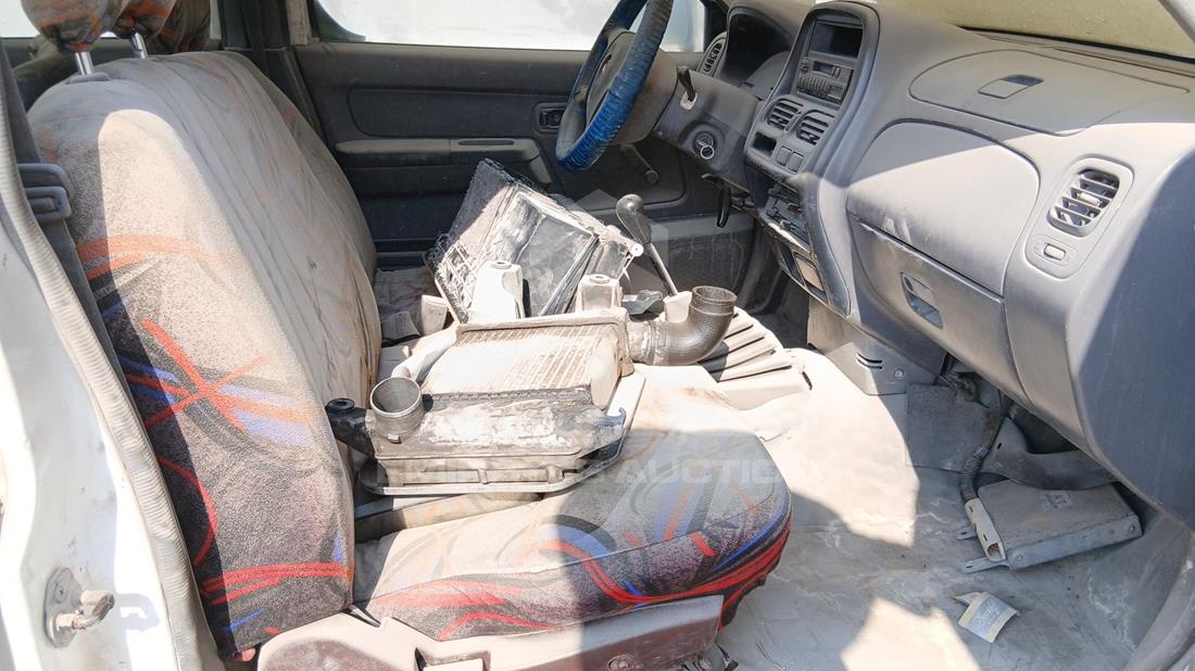 نيسان 2400 2007 — زاوية الراكب الأمامي للمقعد — صورة 22