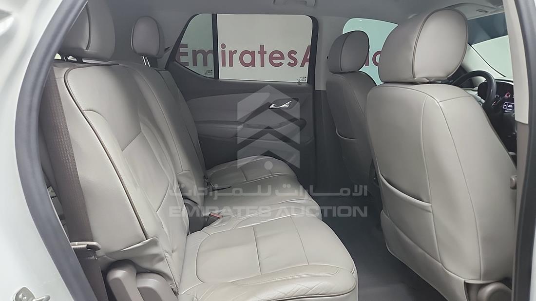 شيفروليه ترافيرس 2021 — زاوية الراكب الخلفي اليمنى — صورة 24