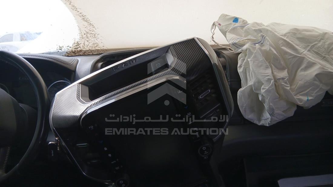 دودج رام 2021 — نظم الترفيه وكاميرا المراقبة والملاحة — صورة 15